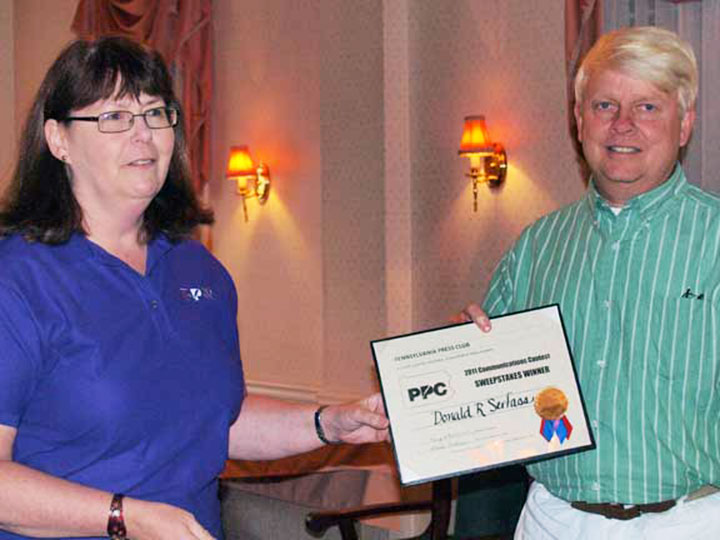 Pennsylvania Press Club Contest Chair Kay Stephens with 2011 Sweepstakes winner Donald R. Serfass at the June 4, 2011, luncheon. (Johanna Billings)